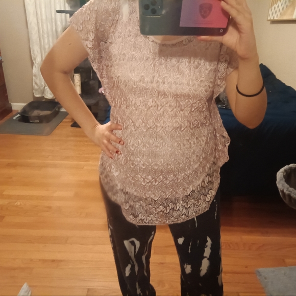 A pink lace blouse - Picture 4 of 13